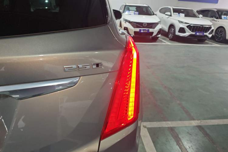 Used Cadillac XT5 2018 25T Luxury Model Right Rear Taillight