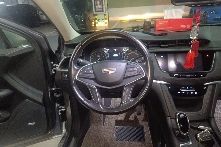 Used Cadillac XT5 2018 25T Luxury Model Steering Wheel