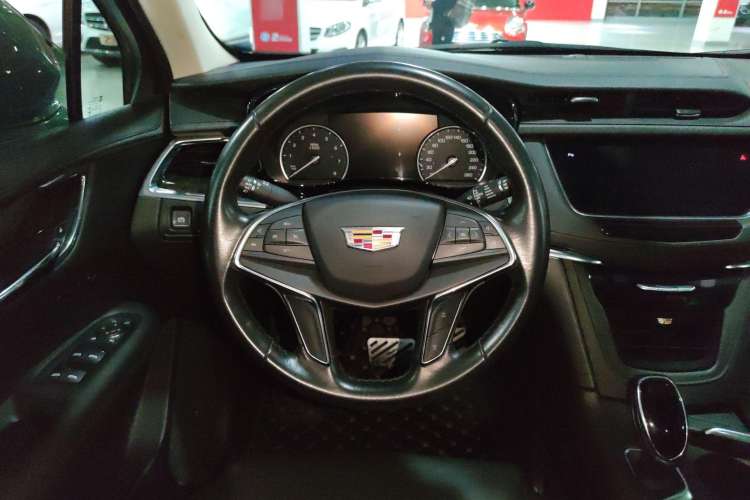 Used Cadillac XT5 2018 25T Luxury Model Steering Wheel