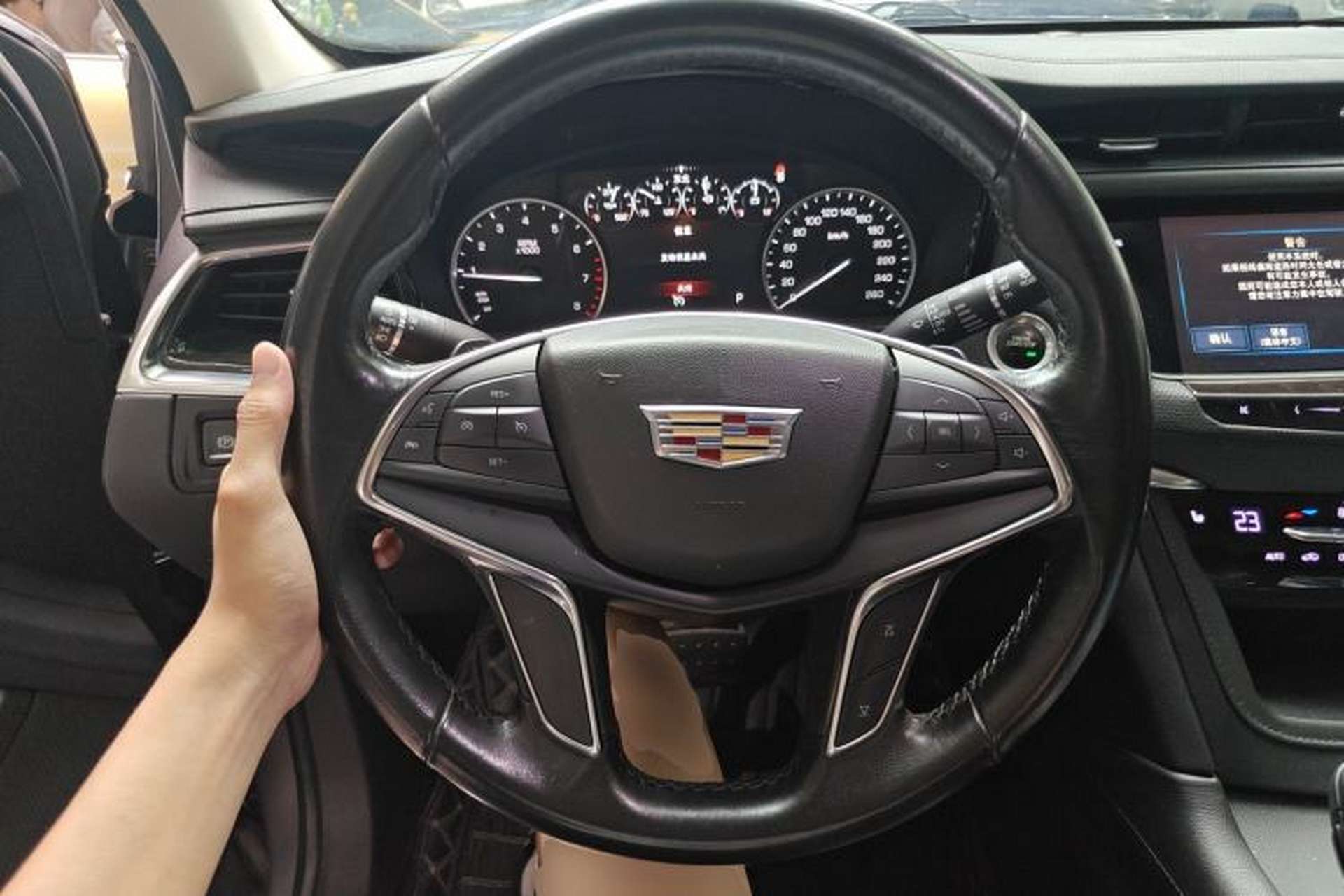 Used Cadillac XT5 2018 28T Four-Wheel Drive Luxury Model Steering Wheel