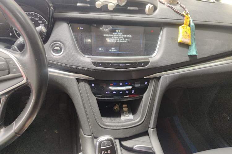 Used Cadillac XT5 2018 25T Luxury Model Audio And AC Panel