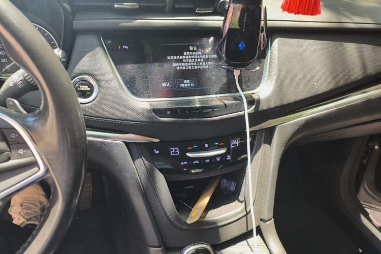 Used Cadillac XT5 2018 25T Luxury Model Audio And AC Panel