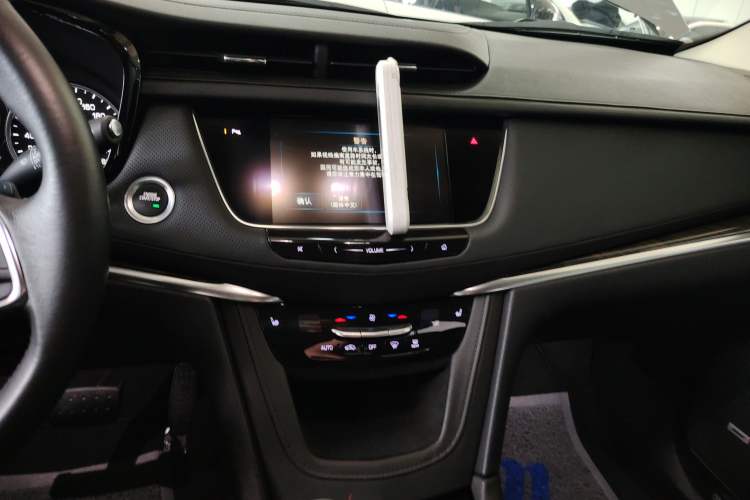 Used Cadillac XT5 2018 25T Luxury Model Audio And AC Panel