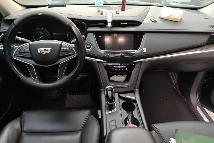 Used Cadillac XT5 2018 25T Luxury Model Center Console