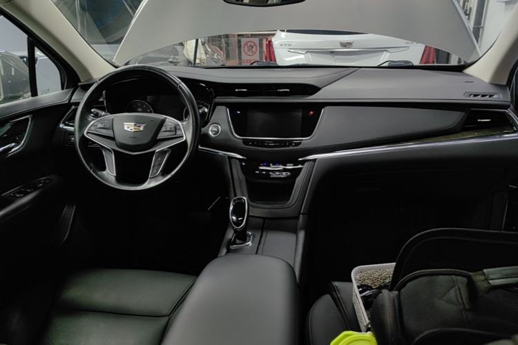Used Cadillac XT5 2018 25T Luxury Model Center Console