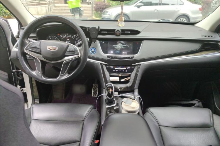 Used Cadillac XT5 2018 25T Luxury Model Center Console