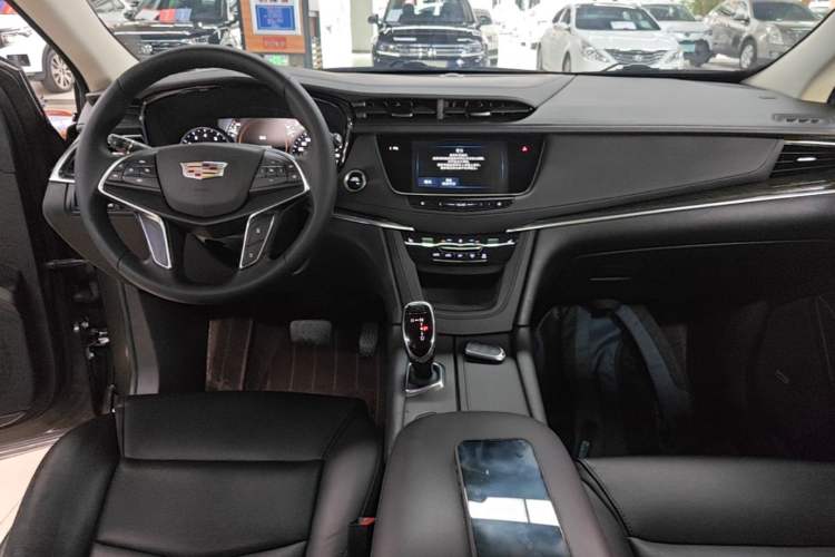 Used Cadillac XT5 2018 28T Four-Wheel Drive Luxury Model Center Console