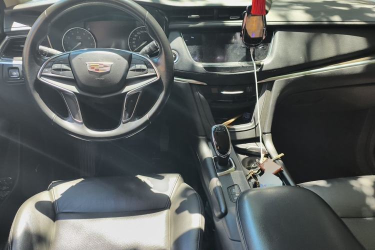 Used Cadillac XT5 2018 25T Luxury Model Center Console