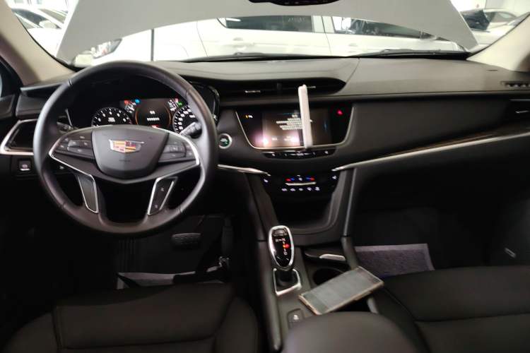 Used Cadillac XT5 2018 25T Luxury Model Center Console