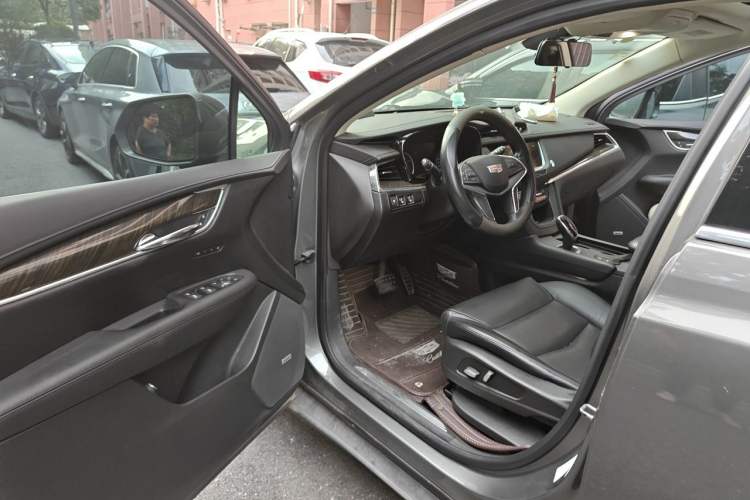 Used Cadillac XT5 2018 25T Luxury Model Driver Seat