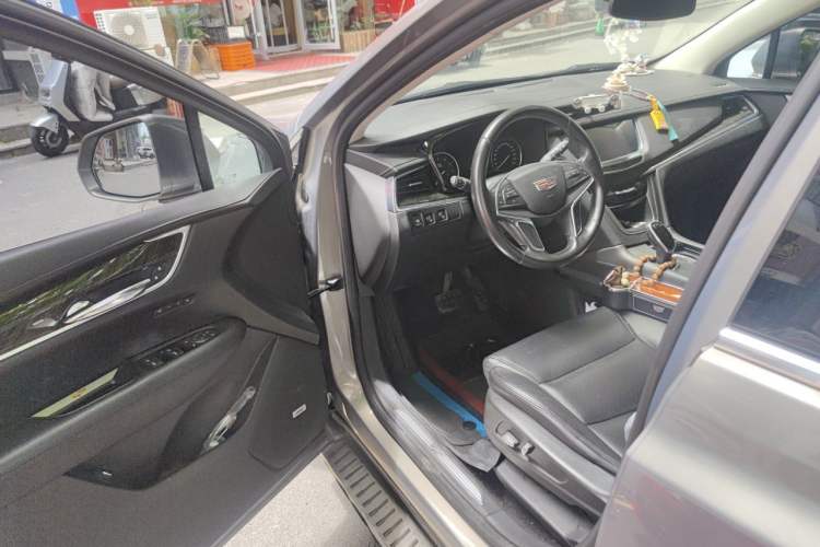 Used Cadillac XT5 2018 25T Luxury Model Driver Seat