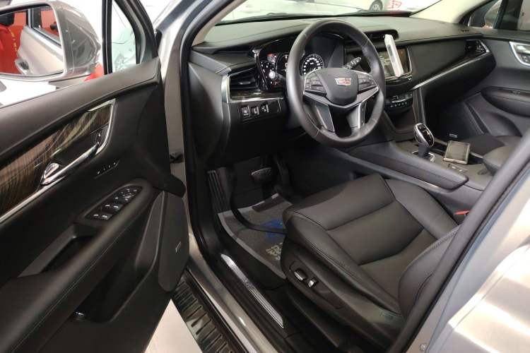 Used Cadillac XT5 2018 25T Luxury Model Driver Seat
