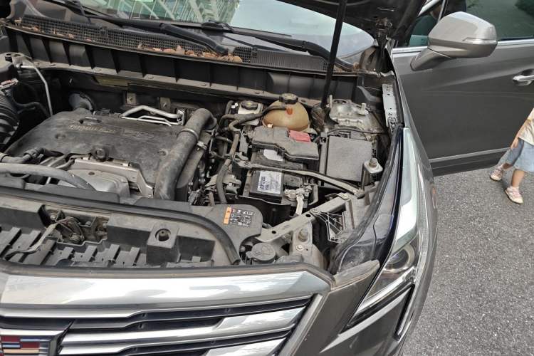 Used Cadillac XT5 2018 25T Luxury Model Engine Bay Left