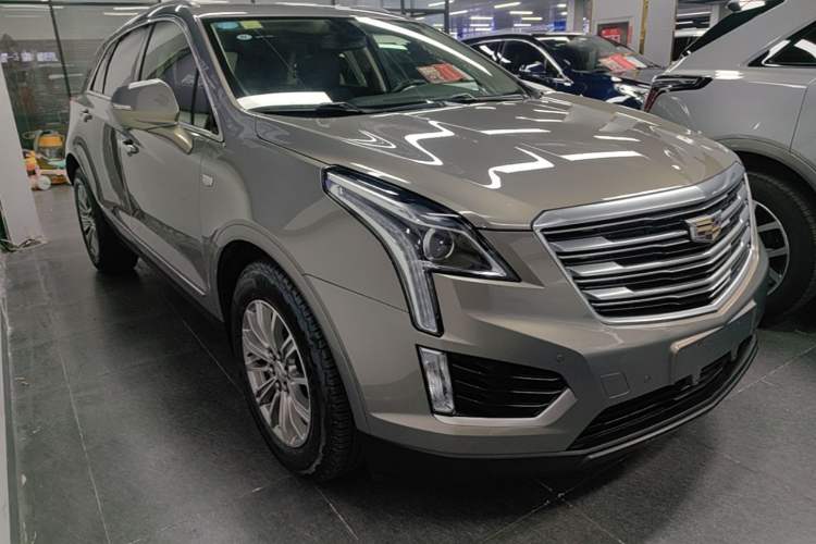 Used Cadillac XT5 2018 25T Luxury Model Front Right 45 Deg