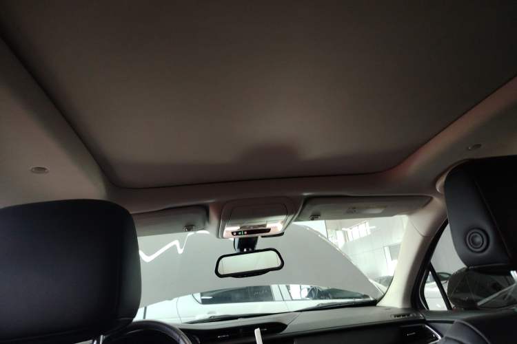Used Cadillac XT5 2018 25T Luxury Model Headliner