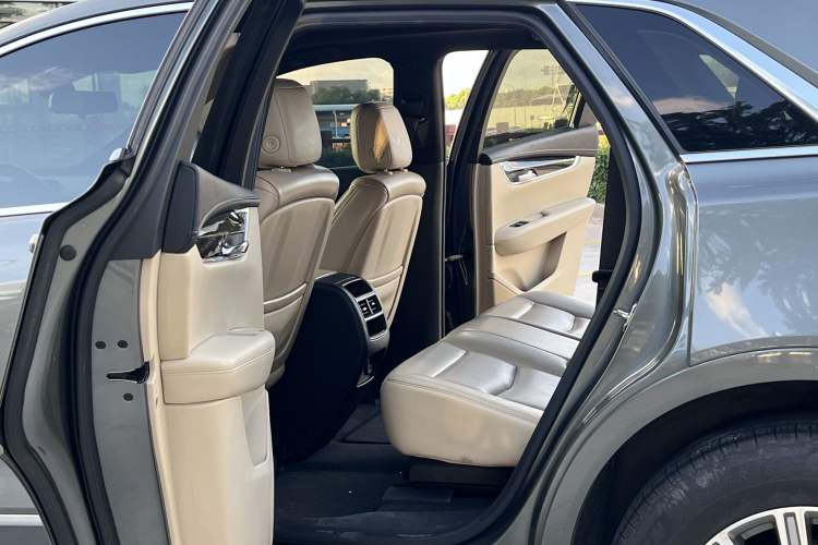 Used Cadillac XT5 2018 25T Luxury Model Interior 2