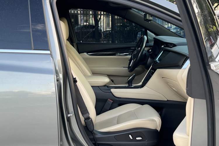 Used Cadillac XT5 2018 25T Luxury Model Interior 3