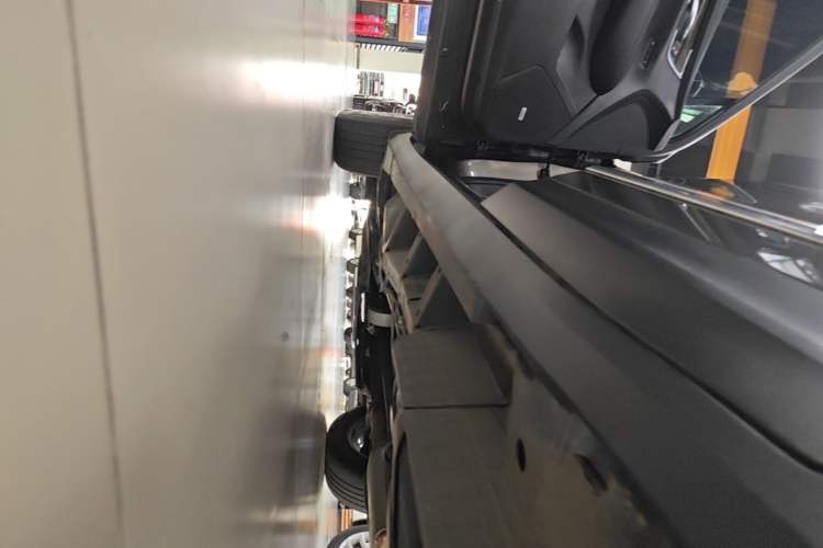 Used Cadillac XT5 2018 28T Four-Wheel Drive Luxury Model Left Side Sill