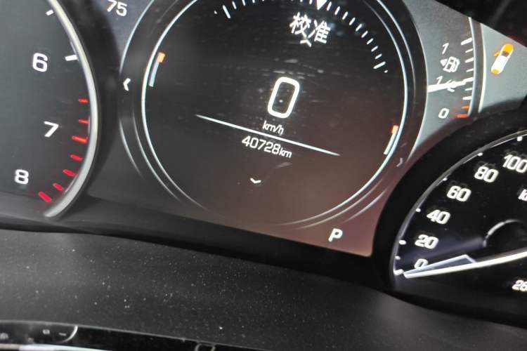 Used Cadillac XT5 2018 25T Luxury Model Odometer Close Up