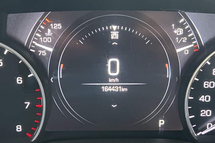 Used Cadillac XT5 2018 25T Luxury Model Odometer Close Up