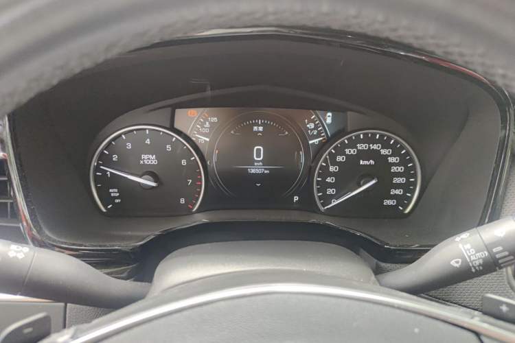 Used Cadillac XT5 2018 25T Luxury Model Odometer Close Up