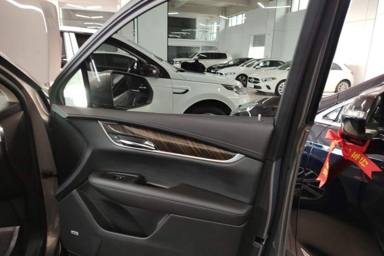 Used Cadillac XT5 2018 25T Luxury Model Right Front Door Interior