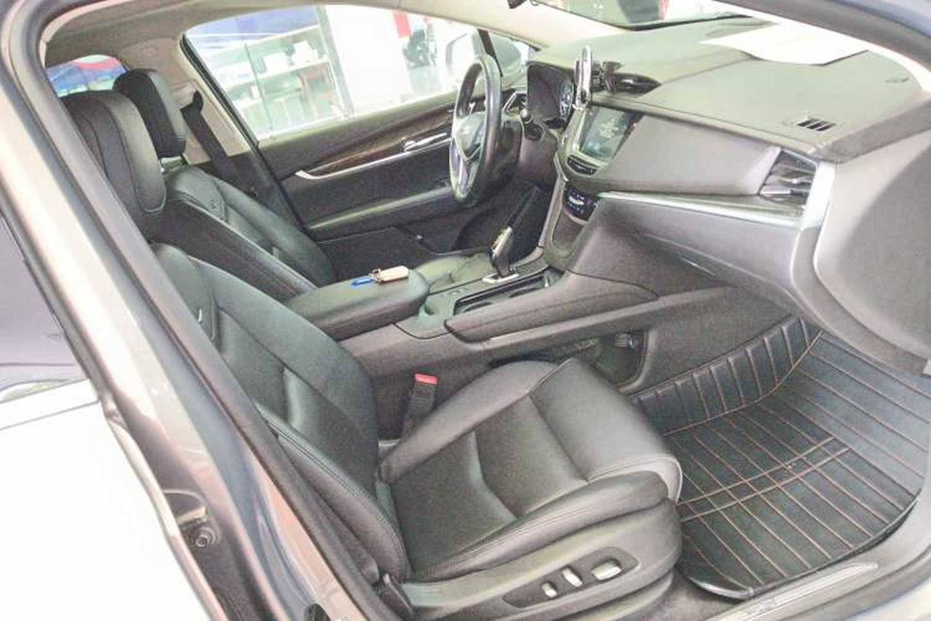 Used Cadillac XT5 2018 28T Four-Wheel Drive Luxury Model Right Front Seat