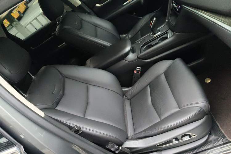 Used Cadillac XT5 2018 25T Luxury Model Right Front Seat