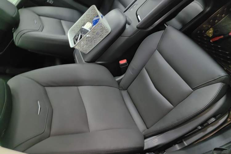 Used Cadillac XT5 2018 25T Luxury Model Right Front Seat