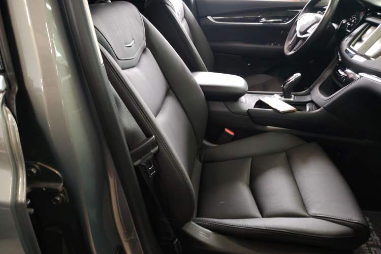 Used Cadillac XT5 2018 25T Luxury Model Right Front Seat