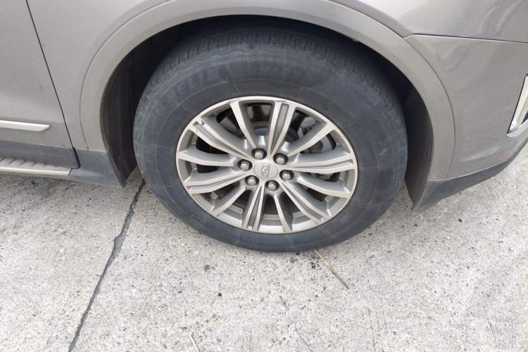 Used Cadillac XT5 2018 25T Luxury Model Right Front Wheel Hub