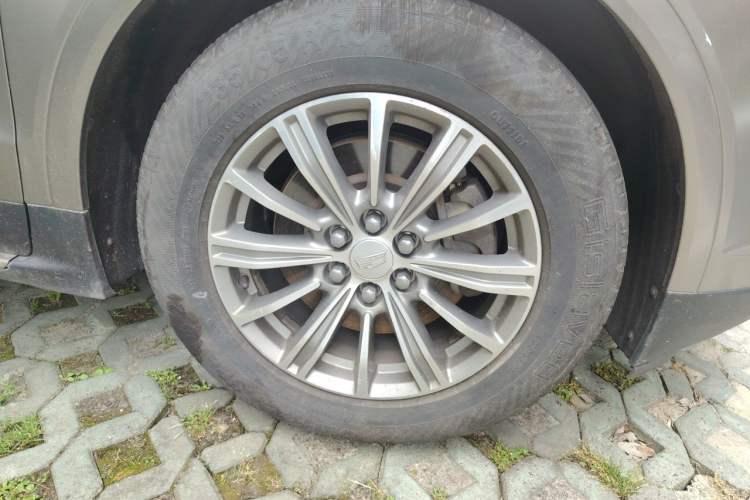 Used Cadillac XT5 2018 25T Luxury Model Right Front Wheel Hub
