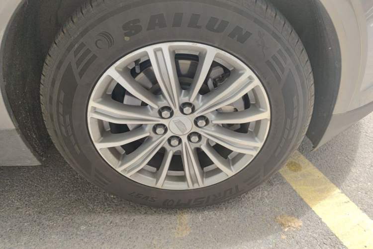 Used Cadillac XT5 2018 25T Luxury Model Right Front Wheel Hub