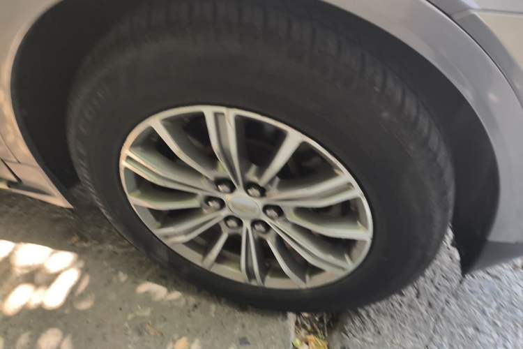 Used Cadillac XT5 2018 25T Luxury Model Right Front Wheel Hub