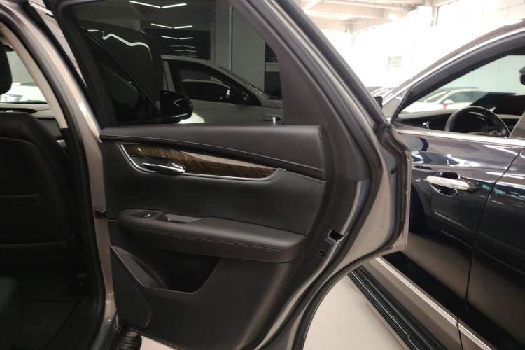 Used Cadillac XT5 2018 25T Luxury Model Right Rear Door Interior