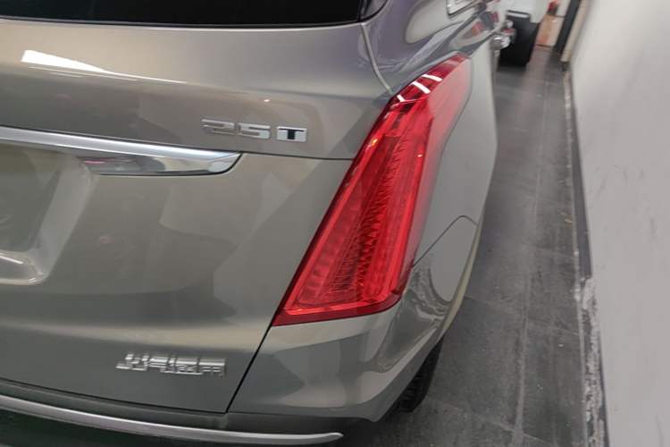 Used Cadillac XT5 2018 25T Luxury Model Right Rear Taillight