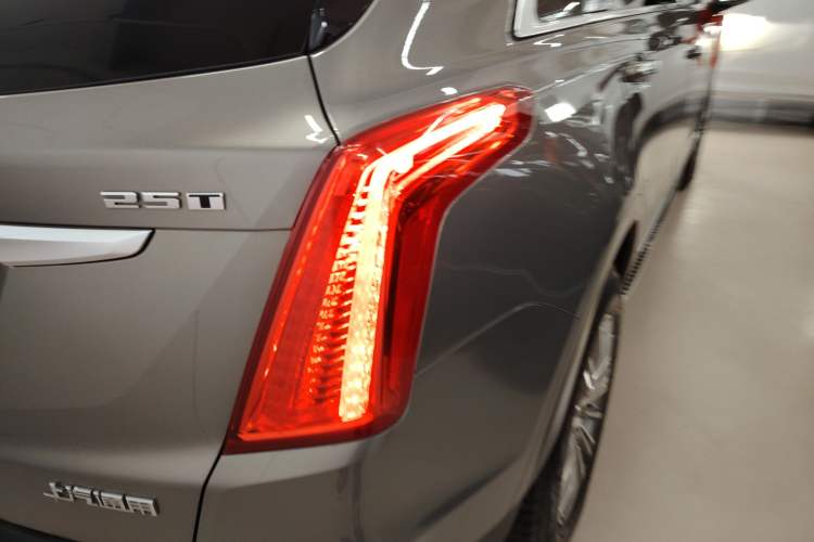 Used Cadillac XT5 2018 25T Luxury Model Right Rear Taillight