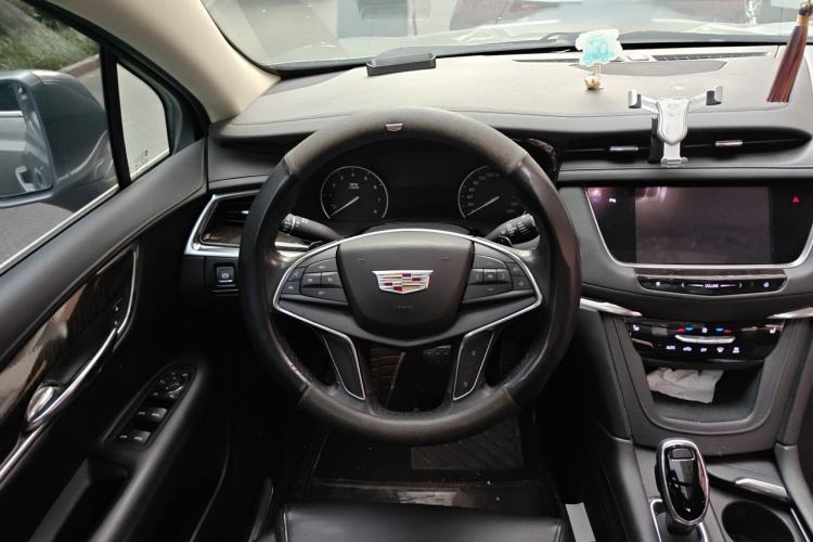 Used Cadillac XT5 2018 25T Luxury Model Steering Wheel