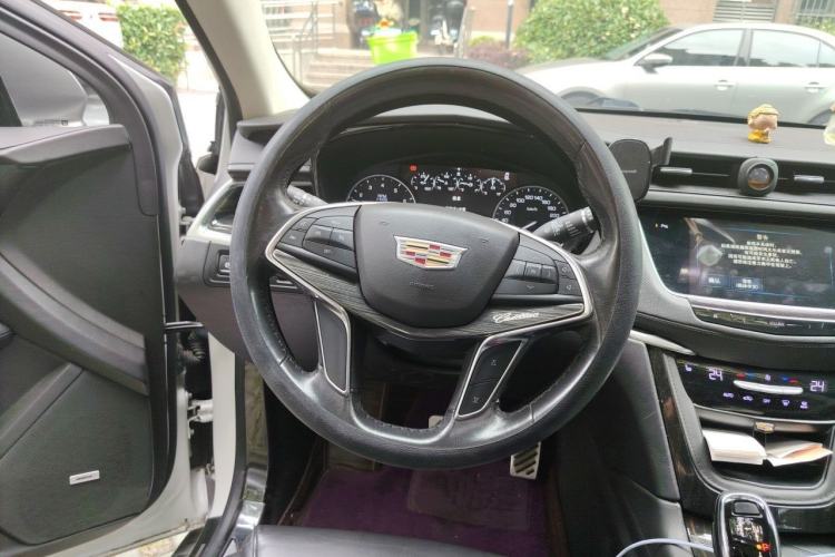 Used Cadillac XT5 2018 25T Luxury Model Steering Wheel