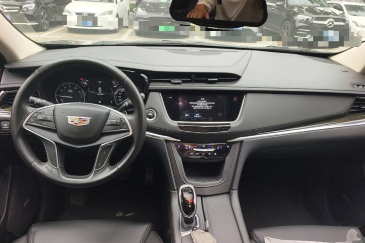 Used Cadillac XT5 2018 28T Four-Wheel Drive Luxury Model Center Console