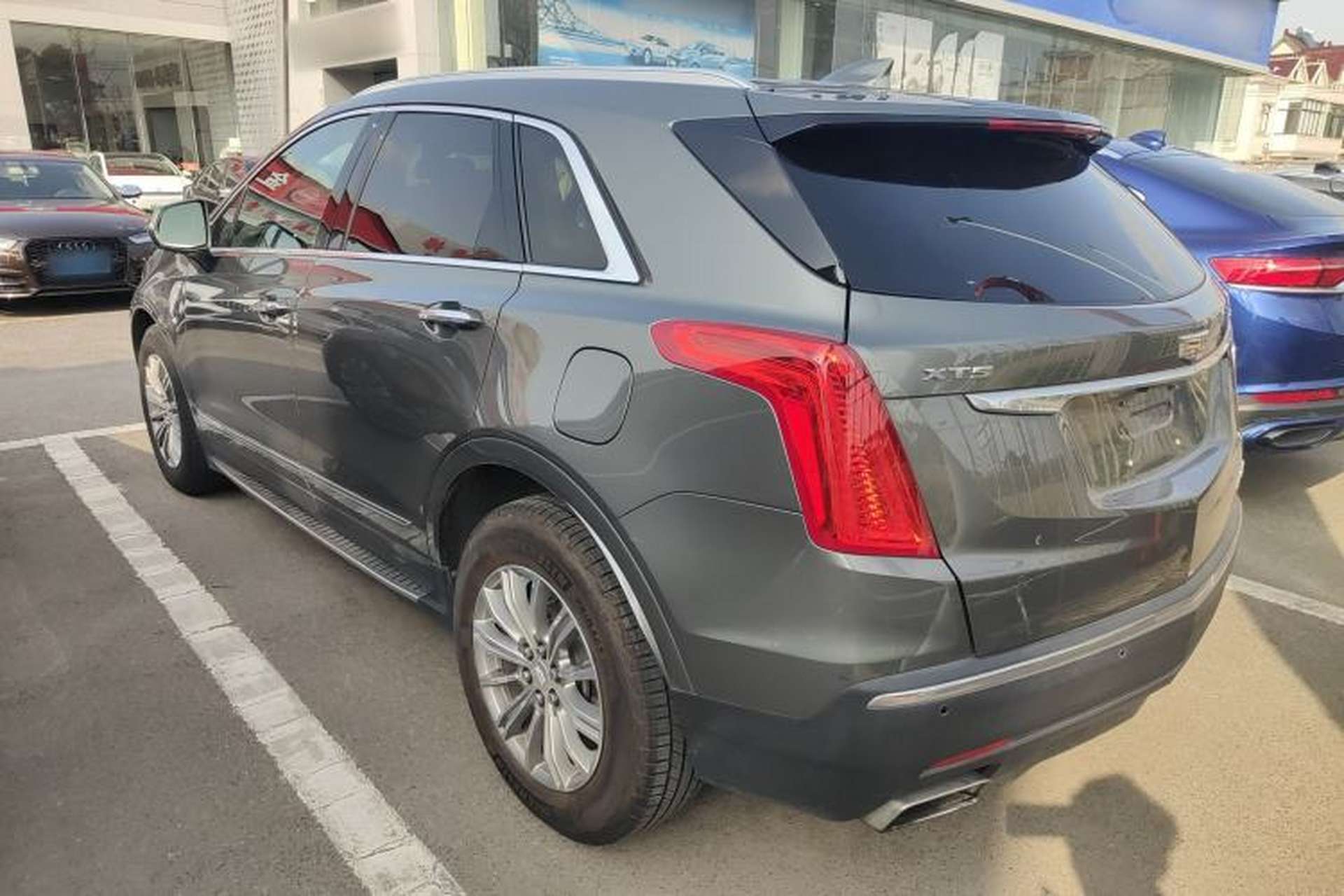 Used Cadillac XT5 2018 25T Luxury Model Exterior 2