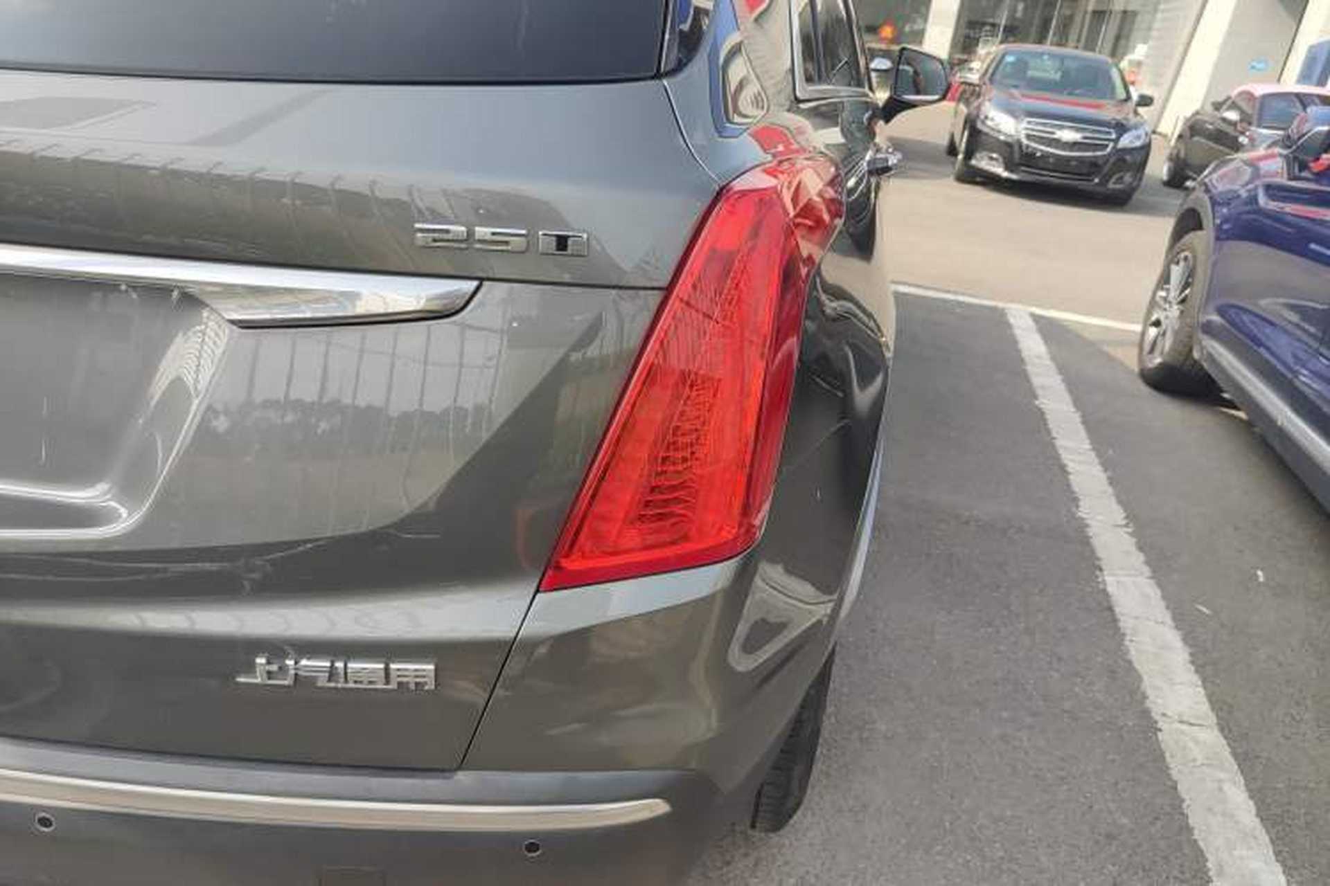 Used Cadillac XT5 2018 25T Luxury Model Exterior 3