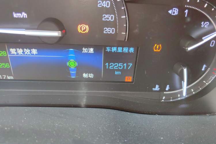 Used Cadillac XT5 2018 25T Tech Model Odometer Close Up