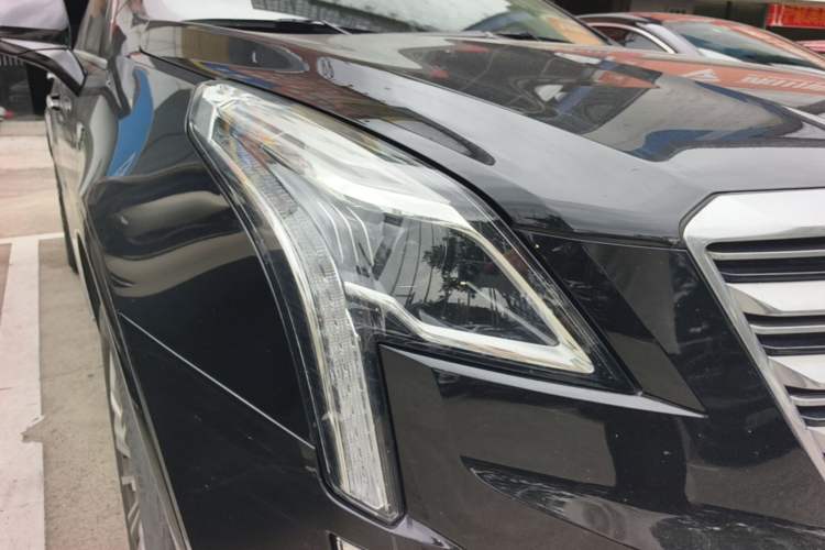 Used Cadillac XT5 2018 28T Four-Wheel Drive Luxury Model Right Front Headlight