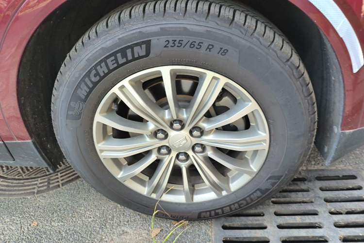 Used Cadillac XT5 2018 28T Four-Wheel Drive Luxury Model Right Front Wheel Hub