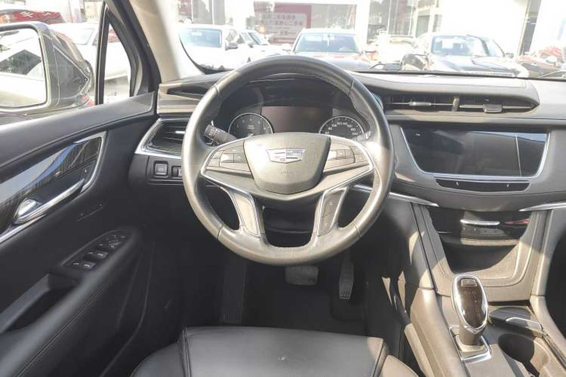 Used Cadillac XT5 2018 25T Luxury Model Steering Wheel