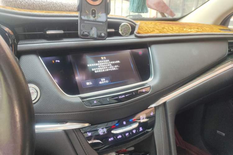 Used Cadillac XT5 2018 25T Luxury Model Audio And AC Panel