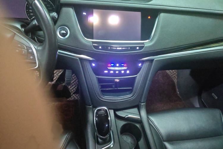 Used Cadillac XT5 2018 25T Luxury Model Audio And AC Panel
