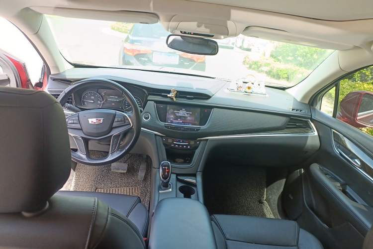 Used Cadillac XT5 2018 25T Luxury Model Center Console