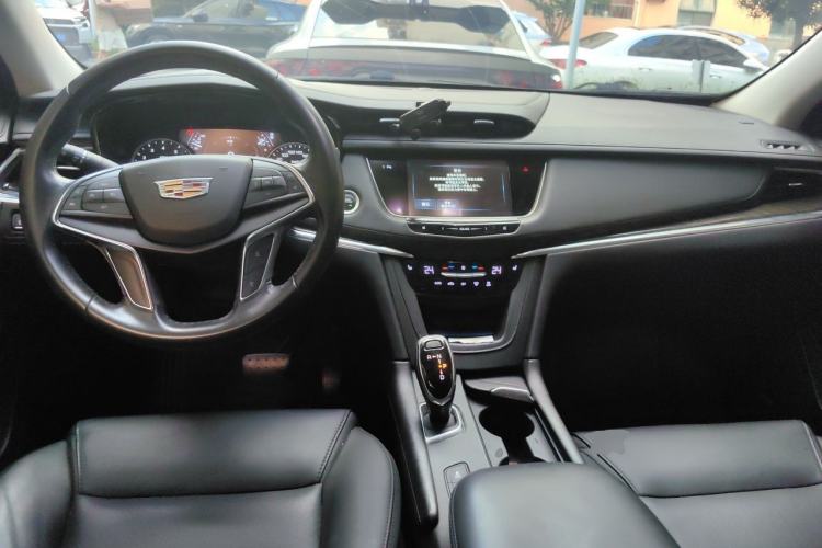 Used Cadillac XT5 2018 25T Luxury Model Center Console